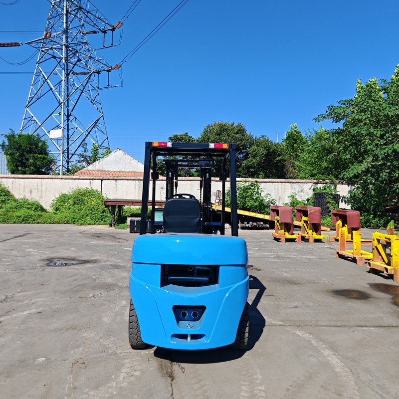 رافعات شوكية ذات إطارات مبطنة بتقنية IC