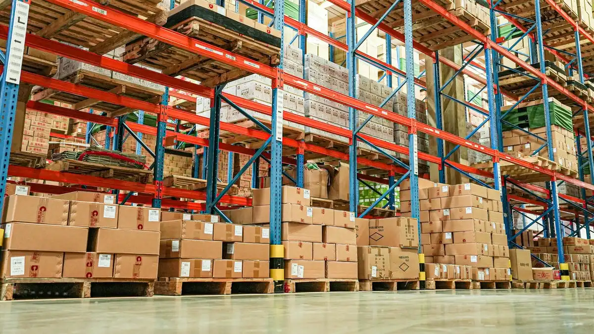 رافعة شوكية في صناعة المستودعات